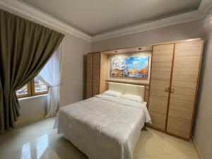 sypialnia z łóżkiem i obrazem na ścianie w obiekcie Guest House Spqr Suite w Rzymie