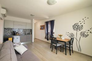 a living room with a couch and a table and a kitchen at Dubrovnik Airport Apartment Pascal in Močići