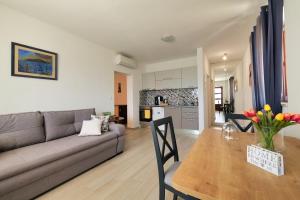 een woonkamer met een bank en een tafel bij Dubrovnik Airport Apartment Pascal in Močići