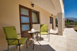 patio z 2 krzesłami i stołem na patio w obiekcie Dubrovnik Airport Apartment Pascal w mieście Močići