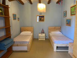 ein Zimmer mit zwei Betten in einem Zimmer in der Unterkunft Cal Millo in Vilella Alta