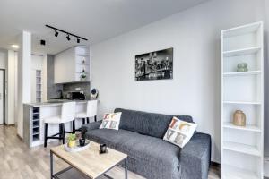 uma sala de estar com um sofá e uma mesa em STAR stylish flat in a modern neighborhood em Bratislava