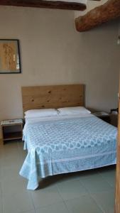 - une chambre avec un lit doté d'une couverture bleue dans l'établissement Cal Millo, à Vilella Alta
