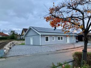 una casa con techo solar en una entrada de grava en Villa Brösarp - Villa Brösarp, en Brösarp