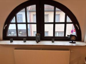 een boograam met drie kopjes op een radiator bij Ruhig & Gemütlich Nahe Frankfurt in Neu Isenburg +1 foto