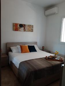 1 dormitorio con 1 cama grande y almohadas coloridas en Villa Luigi, en Arenella