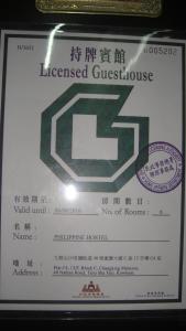 Un certificat, premiu, logo sau alt document afișat la Philippine Hostel