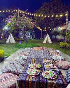 un lungo tavolo con piatti di cibo in cima di Hoa Lu Garden a Ninh Binh