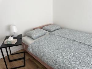2 camas individuales en un dormitorio con mesita de noche en M62, en Piotrków Trybunalski