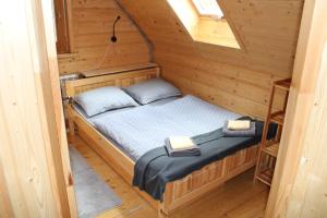 1 dormitorio pequeño con 1 cama en una cabaña en Štýlový Zrub Martina B s pieckou a kúpacou kaďou!, en Ždiar