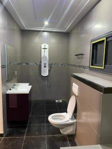 a bathroom with a toilet and a sink at Villa à HÉDZRANAWOÉ in Adgénou