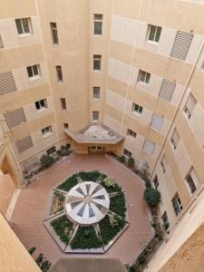 una vista in alto di un edificio con ombrello di Diar Tunis Carthage II a Ariana