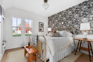 - une chambre avec un lit et un mur en briques dans l'établissement The Highland Farmhouse- Hobby Farm and Greenhouse, à Van Dyne