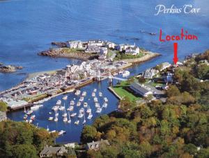 Una vista aérea de un puerto con barcos en el agua. en Perkins Cove Gem - Q934 Brought to you by GetAway Vacations, en Ogunquit