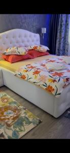 Una cama con un colchón blanco con flores. en Amira 2, en Târgovişte