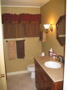 y baño con lavabo y aseo. en River House in Welches on Mt Hood OR, en Welches