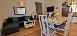 - un salon avec un canapé et une table dans l'établissement Apartment Medea 1 with private parking, à Opatija