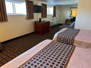 een hotelkamer met 2 bedden en een flatscreen-tv bij Comfort stay inn in Lincoln