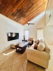 uma sala de estar com um sofá e uma mesa em Deerfield Beach Retreat em Deerfield Beach