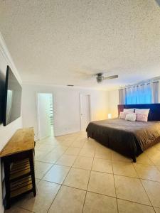 um quarto com uma cama e uma mesa em Deerfield Beach Retreat em Deerfield Beach