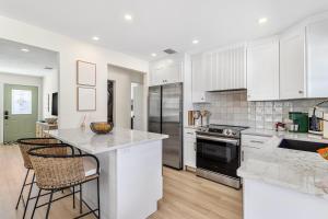 Η κουζίνα ή μικρή κουζίνα στο Madeira Beach House Fall Special! Private Heated Pool & Steps to Beach!