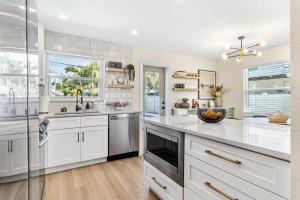 Η κουζίνα ή μικρή κουζίνα στο Madeira Beach House Fall Special! Private Heated Pool & Steps to Beach! +17 φωτογραφίες