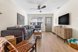 Μια τηλεόραση ή/και κέντρο ψυχαγωγίας στο Madeira Beach House Fall Special! Private Heated Pool & Steps to Beach!