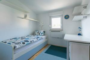 een kleine slaapkamer met een bed en een raam bij Swanky Gem in Dubrovnik