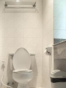 biała łazienka z toaletą i prysznicem w obiekcie Wish Inn Chidlom - วิช อินน์ ชิดลม w mieście Makkasan