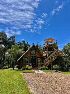 drewniany domek ze schodami i wieżą w obiekcie Pousada Refúgio dos Canyons w mieście Praia Grande