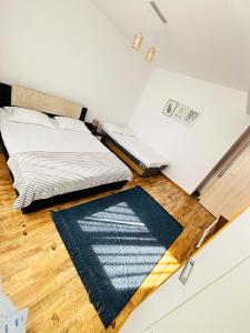 DAS home-Apartament cu vedere la munte في ريسنوف: غرفة نوم مع سرير وسجادة على الأرض