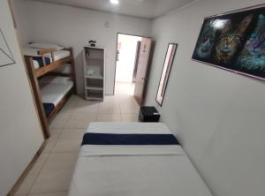 圣玛尔塔Cabaña Gaia Rodadero的一间小房间,设有两张床和走廊