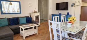 ein Wohnzimmer mit einem Sofa und einem Tisch mit Obst darauf in der Unterkunft Apartment Medea 1 with private parking in Opatija