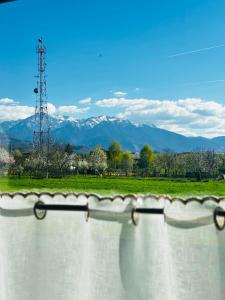 a view of a mountain range from behind a fence at DAS home-Apartament cu vedere la munte in Râşnov