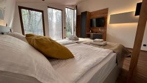 ein großes weißes Bett mit Handtüchern darüber in der Unterkunft Hotel Blisku do gradot in Skopje