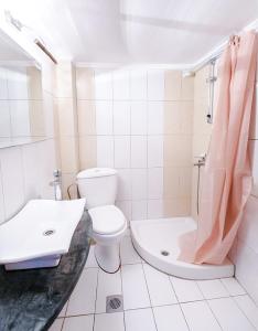 un baño con inodoro y lavabo en Sea Haven Apartment #Propertly, en Nea Kalikratia 15 fotos más