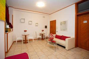 sala de estar con sofá y mesa en RESIDENCE LUPIAE, en Lecce