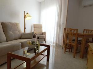 uma sala de estar com um sofá e uma mesa em La Linea em Calpe
