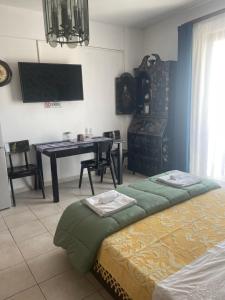 Μια τηλεόραση ή/και κέντρο ψυχαγωγίας στο Retire flat in the heart of city