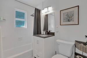 Galeriebild der Unterkunft Stunning 2Bd 1Ba dream beach house in Surfside in Miami Beach