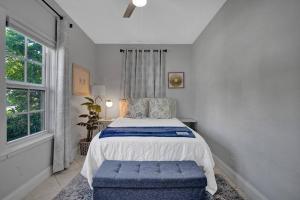 Galeriebild der Unterkunft Stunning 2Bd 1Ba dream beach house in Surfside in Miami Beach + 48 Fotos