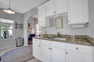 Køkken eller tekøkken på Stunning 2Bd 1Ba dream beach house in Surfside + 48 billeder