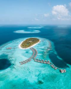 een luchtzicht op een eiland in de oceaan bij Vakkaru Maldives in Baa Atoll