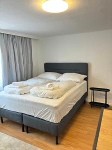 a large bed in a room with a window at Zentrale Wohnung Gmunden Alte Bäckerei in Gmunden