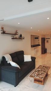 ein Wohnzimmer mit einem Sofa und einem Couchtisch in der Unterkunft Appartement 2 personnes in Canet-en-Roussillon