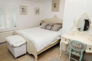Ένα ή περισσότερα κρεβάτια σε δωμάτιο στο 1800 Period Grade 2 Listed Cottage Addingham