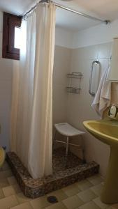 Ванная комната в VOULAS GARDEN 4FAMILY APT +11 фотографий