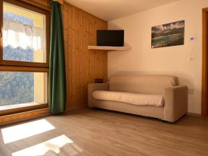 a living room with a couch and a television at Casa vacanze Patty in Pracorno di Rabbi