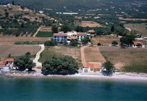 eine Luftansicht eines Hauses auf einer Insel im Wasser in der Unterkunft Oceanida Bay Hotel in Pythagoreio