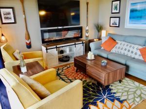 sala de estar con sofá y TV en Gorgeous Ocean Views Patio Oasis Resort Amenities, en Myrtle Beach